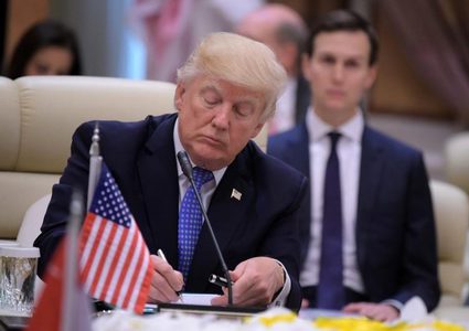 صحيفة "عبرية" تكشف اسباب تأخر اعلان صفقة القرن