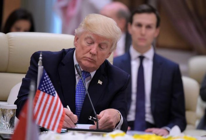 صحيفة "عبرية" تكشف اسباب تأخر اعلان صفقة القرن