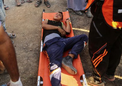 آلاف الشبان يشاركون في مسيرة العودة على حدود غزة