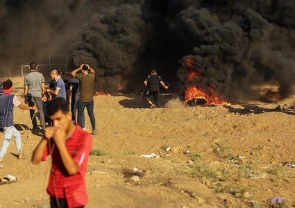 آلاف الشبان يشاركون في مسيرة العودة على حدود غزة