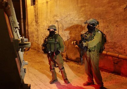 الاحتلال يعتقل شابين ويداهم منازل المواطنين