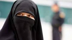 عرض أزياء مثير للجدل احتجاجا على حظر النقاب!