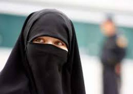 عرض أزياء مثير للجدل احتجاجا على حظر النقاب!