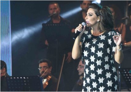 جمهور إليسا يمطرها بالورود بعد شفائها!