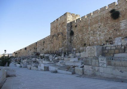 مقدسيون يواصلون فعالياتهم بمقبرة باب الرحمة