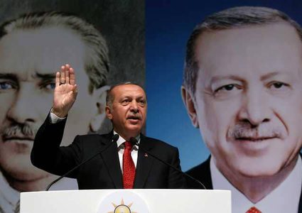 أردوغان ينفي "الإفلاس".. ويبرر أزمة الليرة