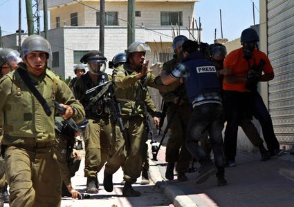 الاحتلال يعتدي على طاقم تلفزيون فلسطين في كفر قدوم