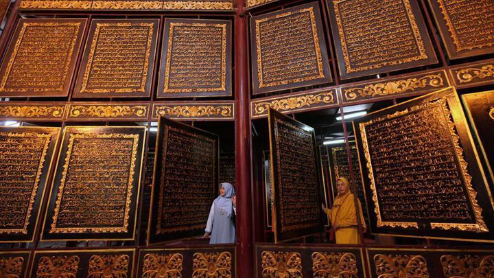 "القرآن الأكبر" يبهر السياح في إندونيسيا !