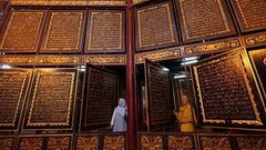 "القرآن الأكبر" يبهر السياح في إندونيسيا !