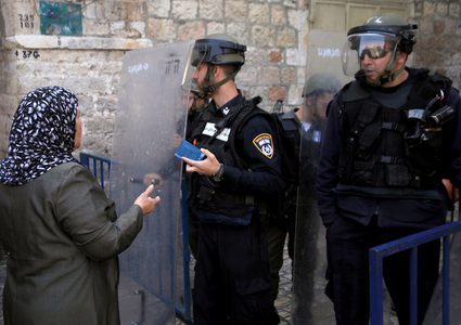 الاحتلال يعتقل فتاة أثناء خروجها من الأقصى
