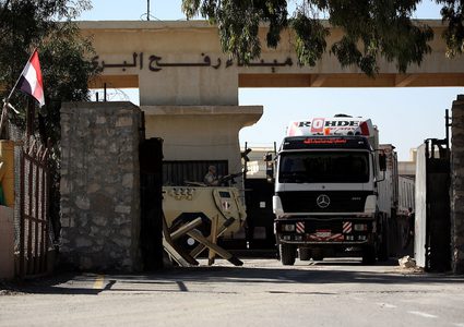 مصر تسمح بعبور 114 شاحنة لغزة