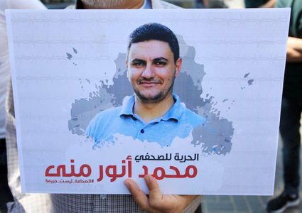 الاحتلال يحول الصحفي محمد منى للاعتقال الإداري