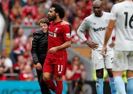 صلاح ينال الاعجاب بتواضعه مع "المشجع الصغير"