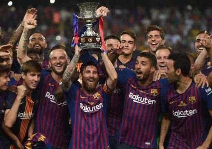 ميسي يتوج بأول ألقابه كقائد لبرشلونة