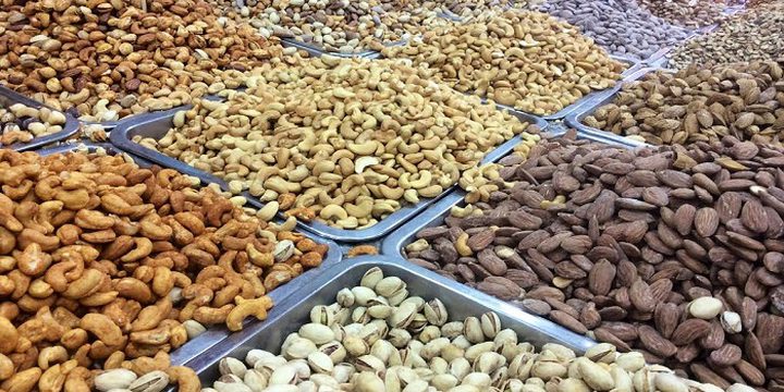 اتلاف أطنان من المكسرات الفاسدة بالخليل