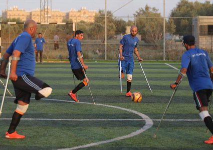 أشخاص يتحدون الإعاقة ويمارسون رياضتهم المفضلة