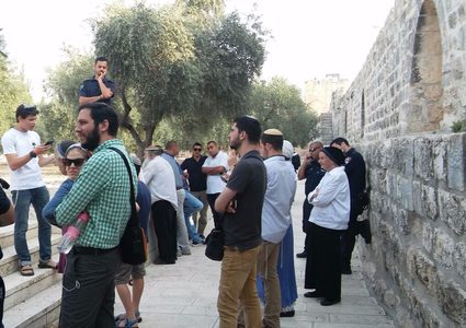 مستوطنون يقتحمون الأقصى بحراسة شرطة الاحتلال