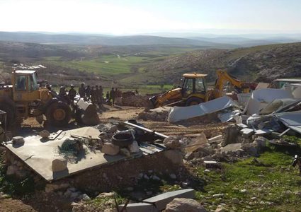 قوات الاحتلال تهدم منزلا في بلدة دير دبوان