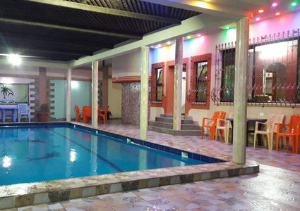 الشاليهات الخاصة ملاذ الغزيين هربا من البحر الملوث