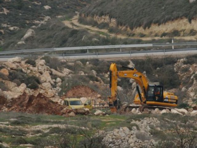 الاحتلال يجرف أراض جنوب نابلس