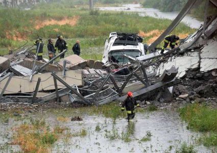 22 قتيلا على الأقل في انهيار جسر في ايطاليا