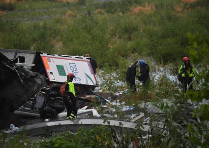 قتلى بانهيار جسر للسيارات في إيطاليا