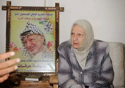 الرئيس يقيم بيت عزاء للمناضلة الراحلة خديجة عرفات