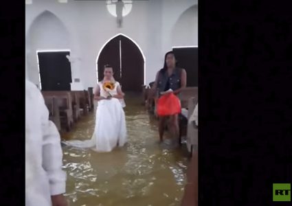 استمرار مراسم الزواج بالرغم من طوفان داخل الكنيسة!