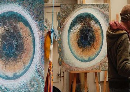 رسام يبدع لوحة تخلّد ديدانا طويلة عاشت في عينيه!