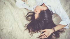 ما علاقة وضعية نومك بظهور التجاعيد ؟
