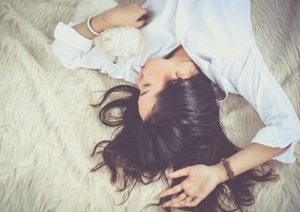 ما علاقة وضعية نومك بظهور التجاعيد ؟