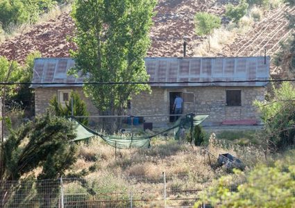 خلافا لأمر المحكمة.. طرد عائلة من منزليها