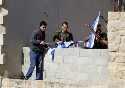 إبعاد شابين من حيفا حاولا إنزال العلم الإسرائيلي