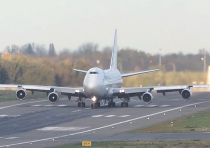 هبوط آمن لطائرة تقل 500 سائح عقب تعطل أحد محركاتها