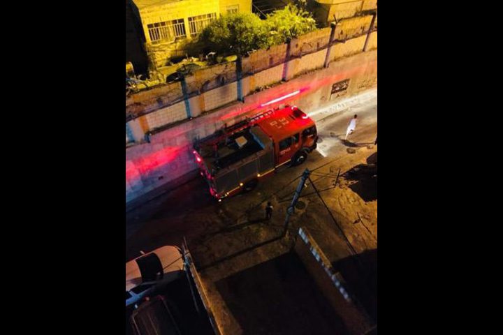 اخماد حريق في مدخل عمارة سكنية بالقدس