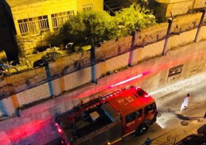 اخماد حريق في مدخل عمارة سكنية بالقدس