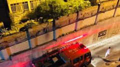 اخماد حريق في مدخل عمارة سكنية بالقدس