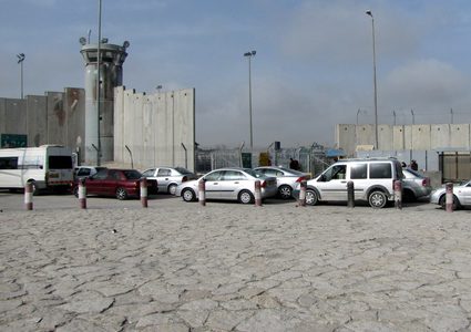 مكتب للأحوال المدنية على معبر قلنديا