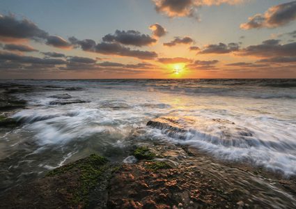 مجموعة من الصور التقطت في 14 أغسطس 2018 تظهر غروب الشمس على شاطئ دير البلح في وسط قطاع غزة.