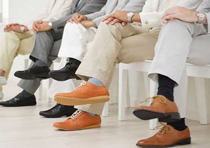 الجلوس بوضع ساق على الأخرى أخطر مما تتصور