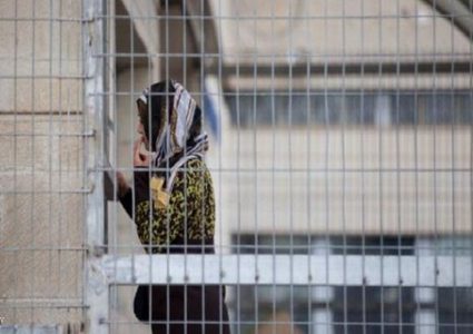 محكمة الاحتلال تمدد اعتقال ثلاث أسيرات من الخليل