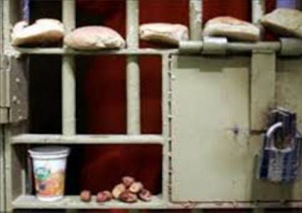 الأسير عمران الخطيب يواصل اضرابه عن الطعام