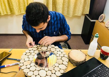 "كوخ" مشروع خاص لشاب انطلق من جذع شجرة