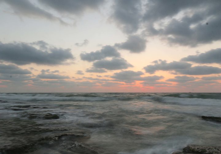 مجموعة من الصور التقطت في 14 أغسطس 2018 تظهر غروب الشمس على شاطئ دير البلح في وسط قطاع غزة.