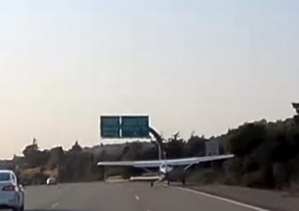 هبوط اضطراري لطائرة على طريق عام مزدحم! (فيديو)