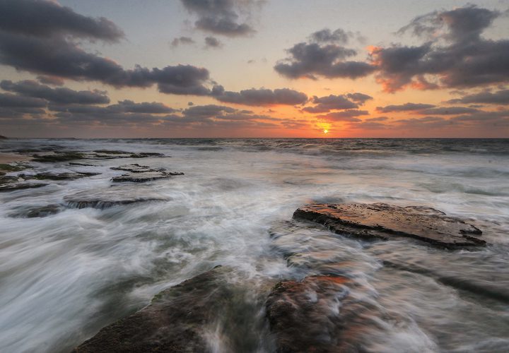 مجموعة من الصور التقطت في 14 أغسطس 2018 تظهر غروب الشمس على شاطئ دير البلح في وسط قطاع غزة.