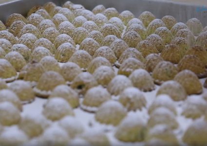 الفلسطينيات يبدعن بصنع الحلويات