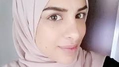 تعويض سويدية مسلمة "عوقبت" لرفضها مصافحة رجل