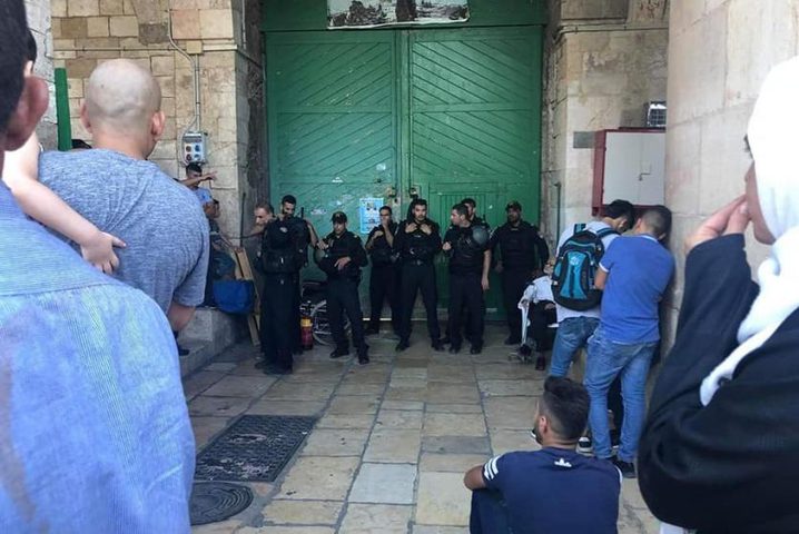 دعوات في القدس لصلاة العشاء على أبواب الاقصى