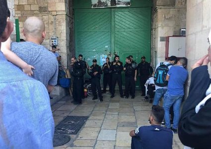 دعوات في القدس لصلاة العشاء على أبواب الاقصى
